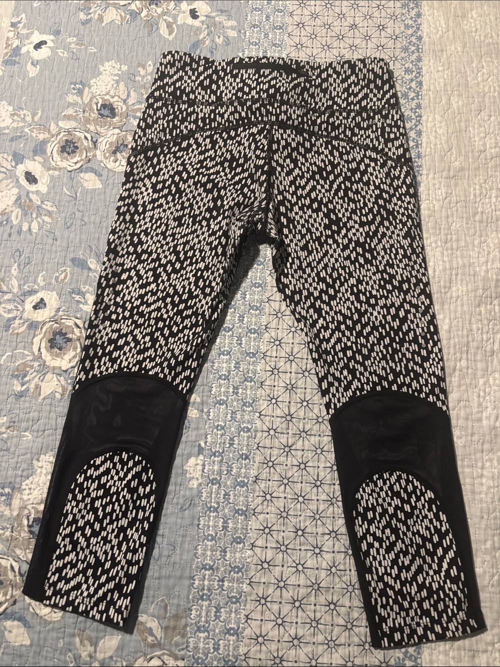Nike Black & White Patterned Leggings with mesh size M Like new. - Picture 2 of 5